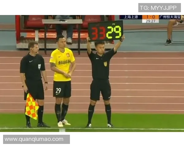 上海足球队状态引发热议球迷与专家观点大相径庭